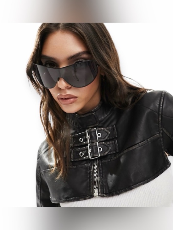 Quay Australia Accessories - QUAY x GUIZIO Balance Sunglasses
Matte Black Metal Frame Dark
Smoke Lens
